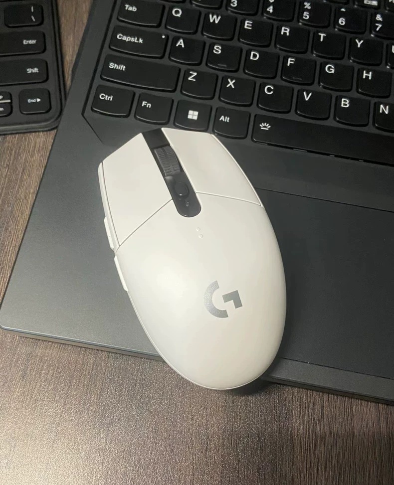 罗技G304无线鼠标适合打游戏、电竞、办公都很适合。 【功能亮点】使用新型传感器,轻质便携用起来跟国行没有区别的,办公作图流畅,热门的游戏轻松驾驭。 海外出 罗技G304无线鼠标适合打游戏、电竞、办公都很适合。 【功能亮点】使用新型传感器,轻质便携用起来跟国行没有区别的,办公作图流畅,热门的游戏轻松驾驭。 海外出